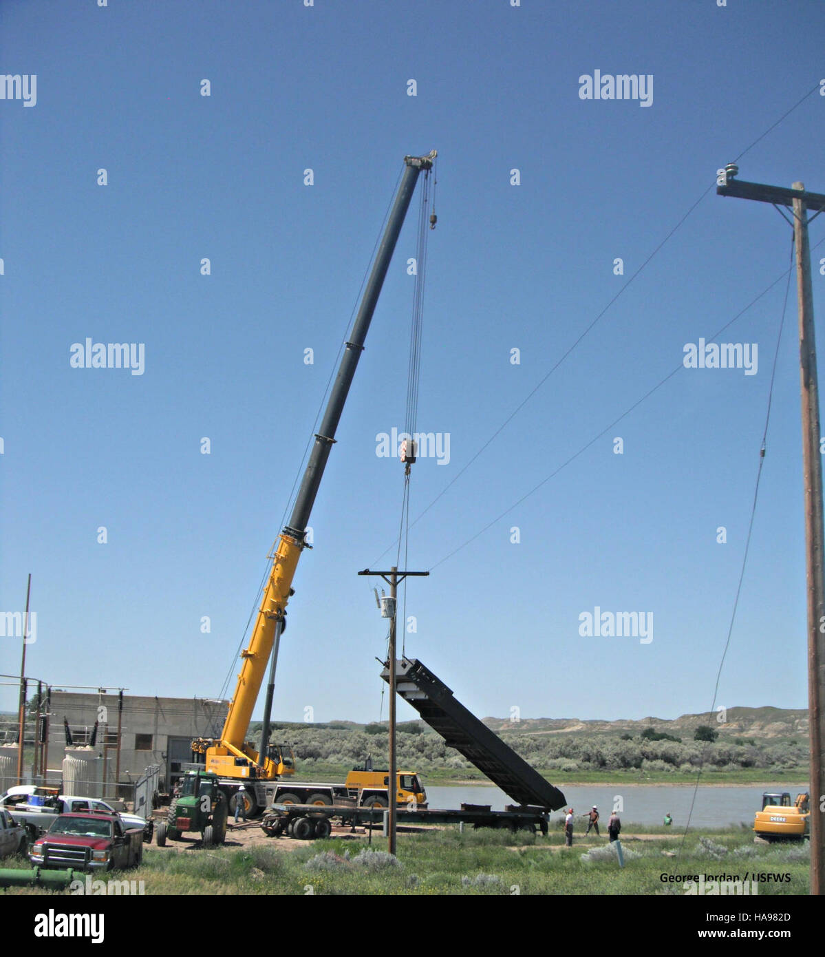 L'immagine mostra lo scarico di un veicolo in un'area di prateria montuosa, evidenziando l'inizio di un'attività naturalistica o ambientale. Questa attività riguarda probabilmente uno studio scientifico o di conservazione nella regione, che riflette gli sforzi del Fish and Wildlife Service degli Stati Uniti nella gestione e conservazione della fauna selvatica. Foto Stock