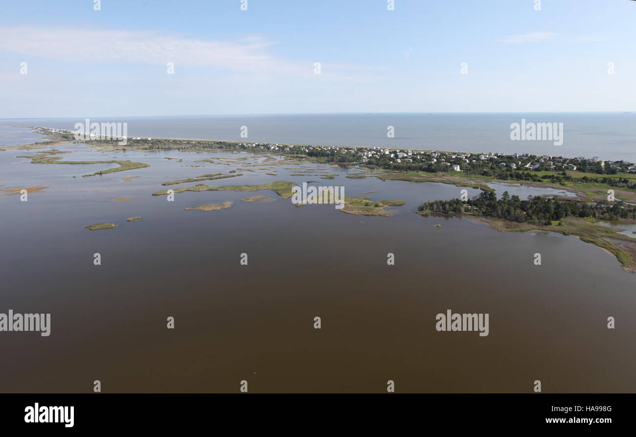 Case situate ai margini del prime Hook National Wildlife Refuge nel Delaware. Quest'area mette in evidenza l'intersezione tra lo sviluppo umano e la conservazione della fauna selvatica, con il rifugio che svolge un ruolo fondamentale nella protezione di habitat e specie diversi. Foto Stock