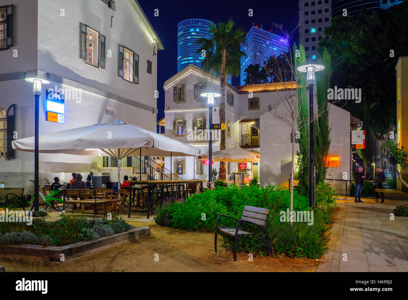 TEL AVIV, Israele - 14 gennaio 2016: Scena Notturna del composto Sarona, a Tel Aviv, Israele. Il suo un rinnovato insediamento dei Templari, girare nel tempo libero e Foto Stock