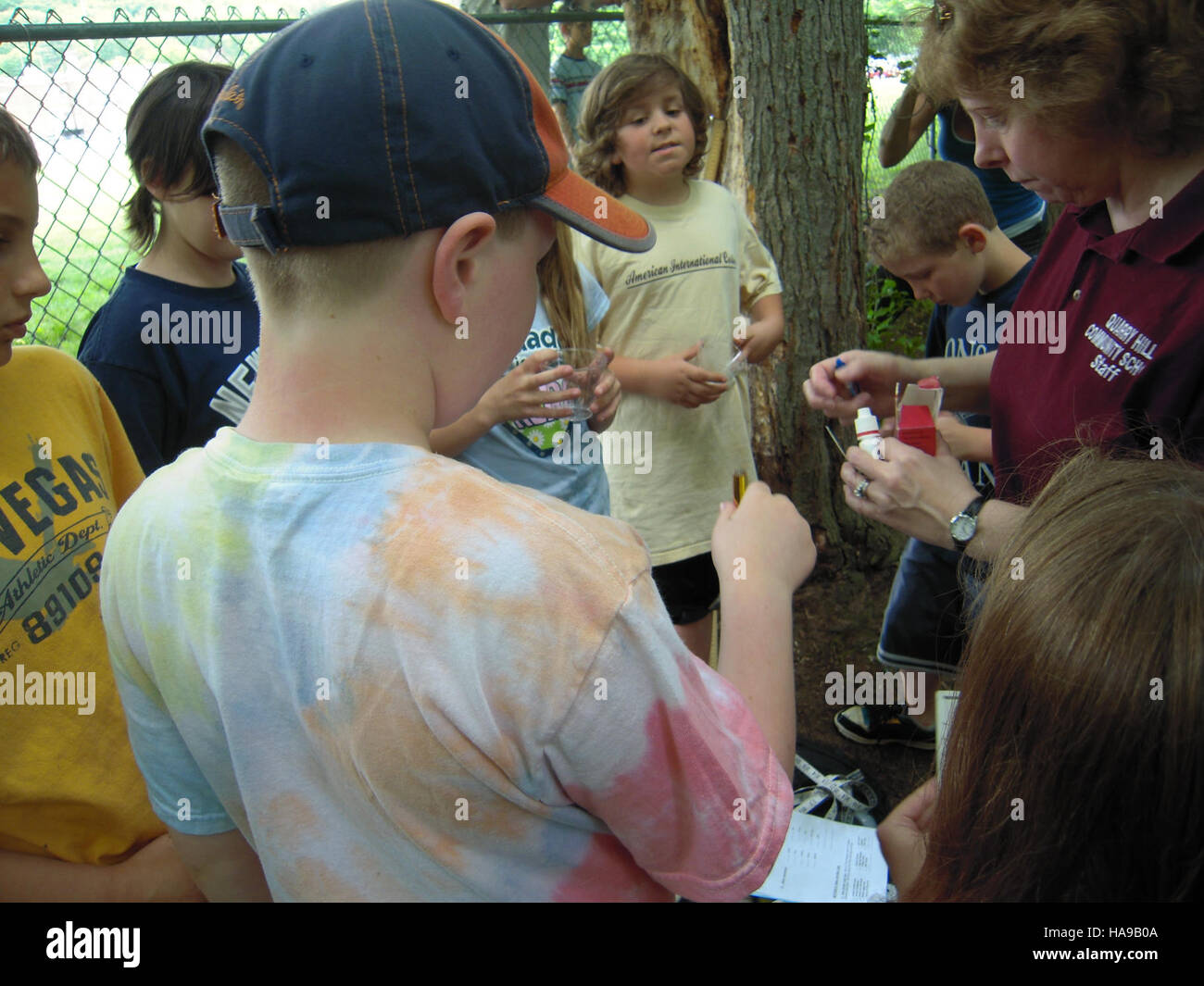 Questa immagine raffigura il processo di misurazione del livello di pH dell'acqua all'interno di un parco nazionale. Letture accurate del pH sono fondamentali per monitorare la qualità dell'acqua e garantire la salute degli ecosistemi acquatici e della fauna selvatica che dipendono da queste fonti idriche. Foto Stock