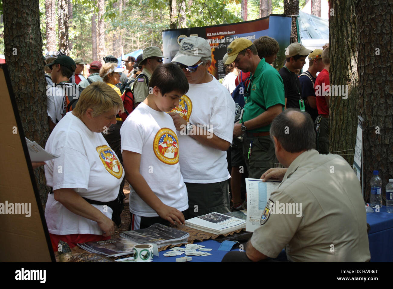 Il Jamboree Boy Scout del 2010 si è tenuto presso il National Scout Jamboree, riunendo migliaia di esploratori per attività all'aperto e educazione ambientale. L'evento mirava a promuovere la conservazione, il lavoro di squadra e la leadership in un parco nazionale. Foto Stock Il Jamboree Boy Scout del 2010 si è tenuto presso il National Scout Jamboree, riunendo migliaia di esploratori per attività all'aperto e educazione ambientale. L'evento mirava a promuovere la conservazione, il lavoro di squadra e la leadership in un parco nazionale. Foto Stock