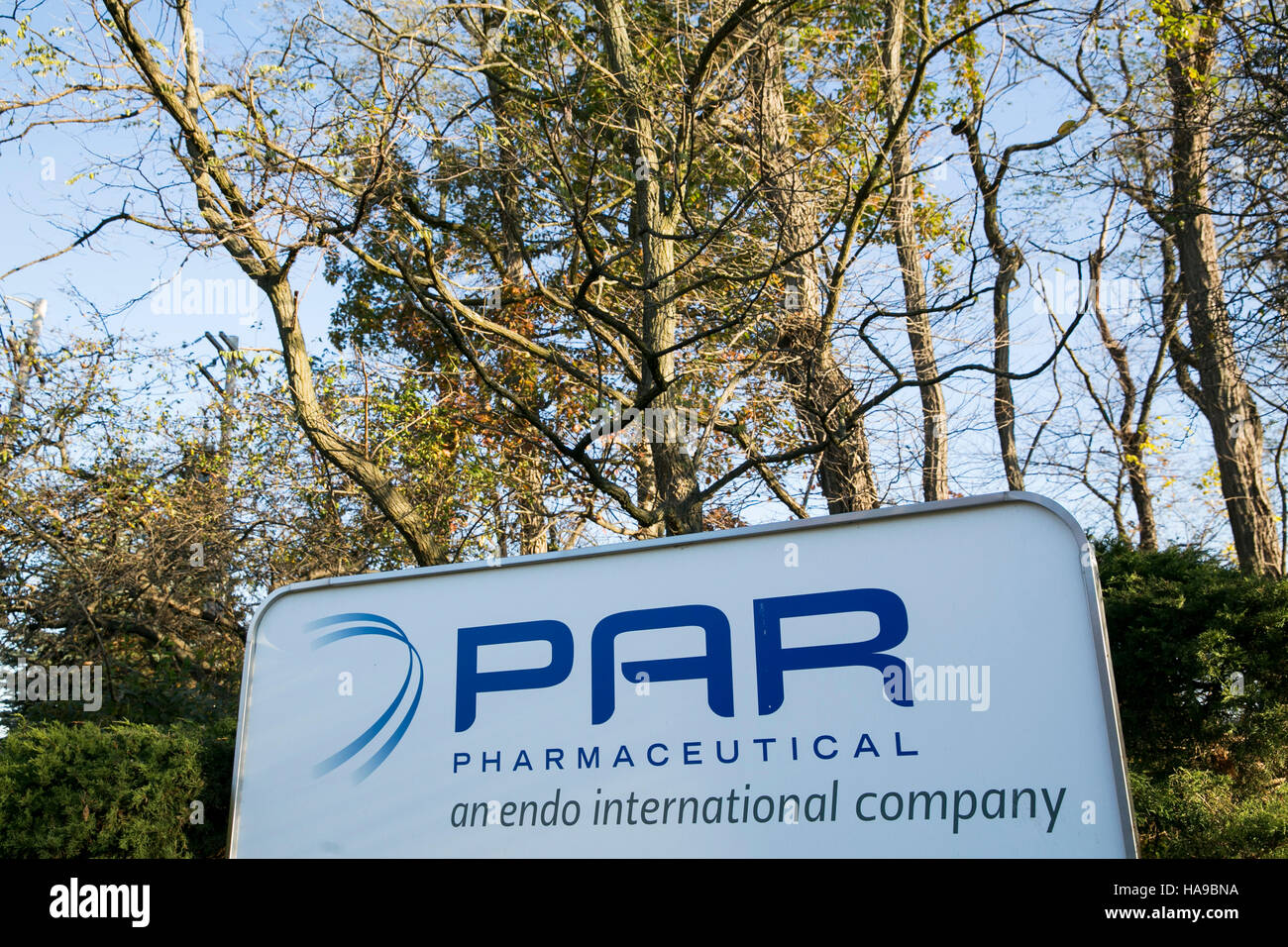 Un segno del logo al di fuori di una struttura occupata da par Pharmaceuticals in Chestnut Ridge, New York il 5 novembre 2016. Foto Stock