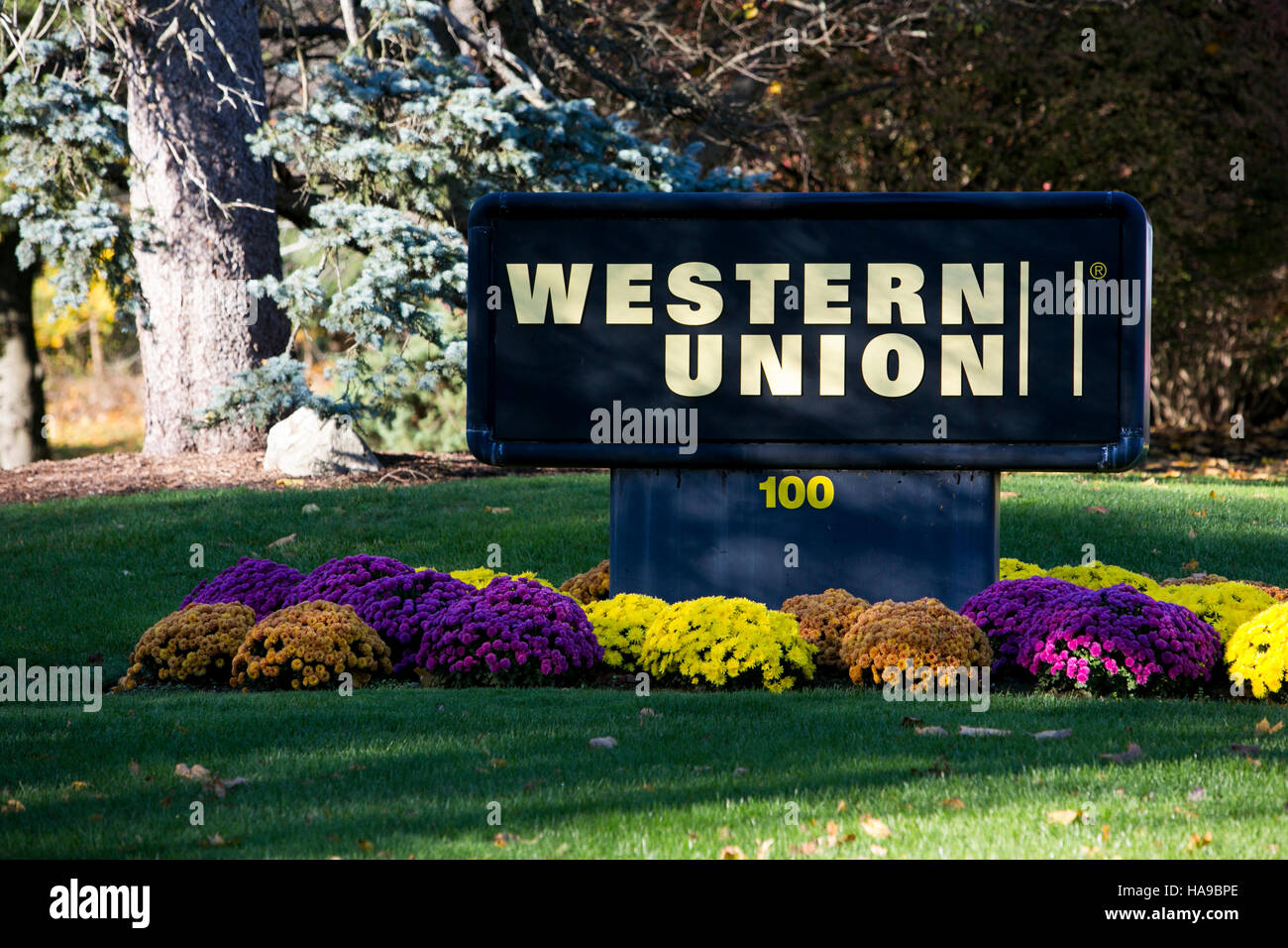 Un segno del logo al di fuori di una struttura occupata da Western Union Company in Montvale, New Jersey il 5 novembre 2016. Foto Stock