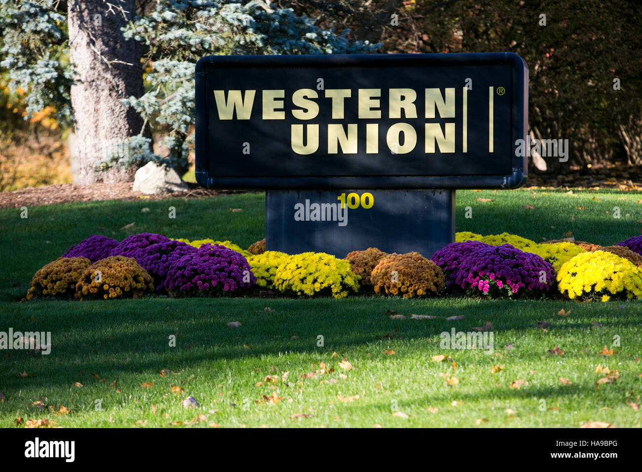 Un segno del logo al di fuori di una struttura occupata da Western Union Company in Montvale, New Jersey il 5 novembre 2016. Foto Stock