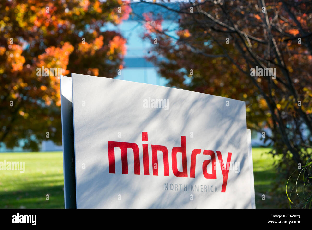 Un segno del logo al di fuori di una struttura occupata da Mindray Nord America in Mahwah, New Jersey il 5 novembre 2016. Foto Stock