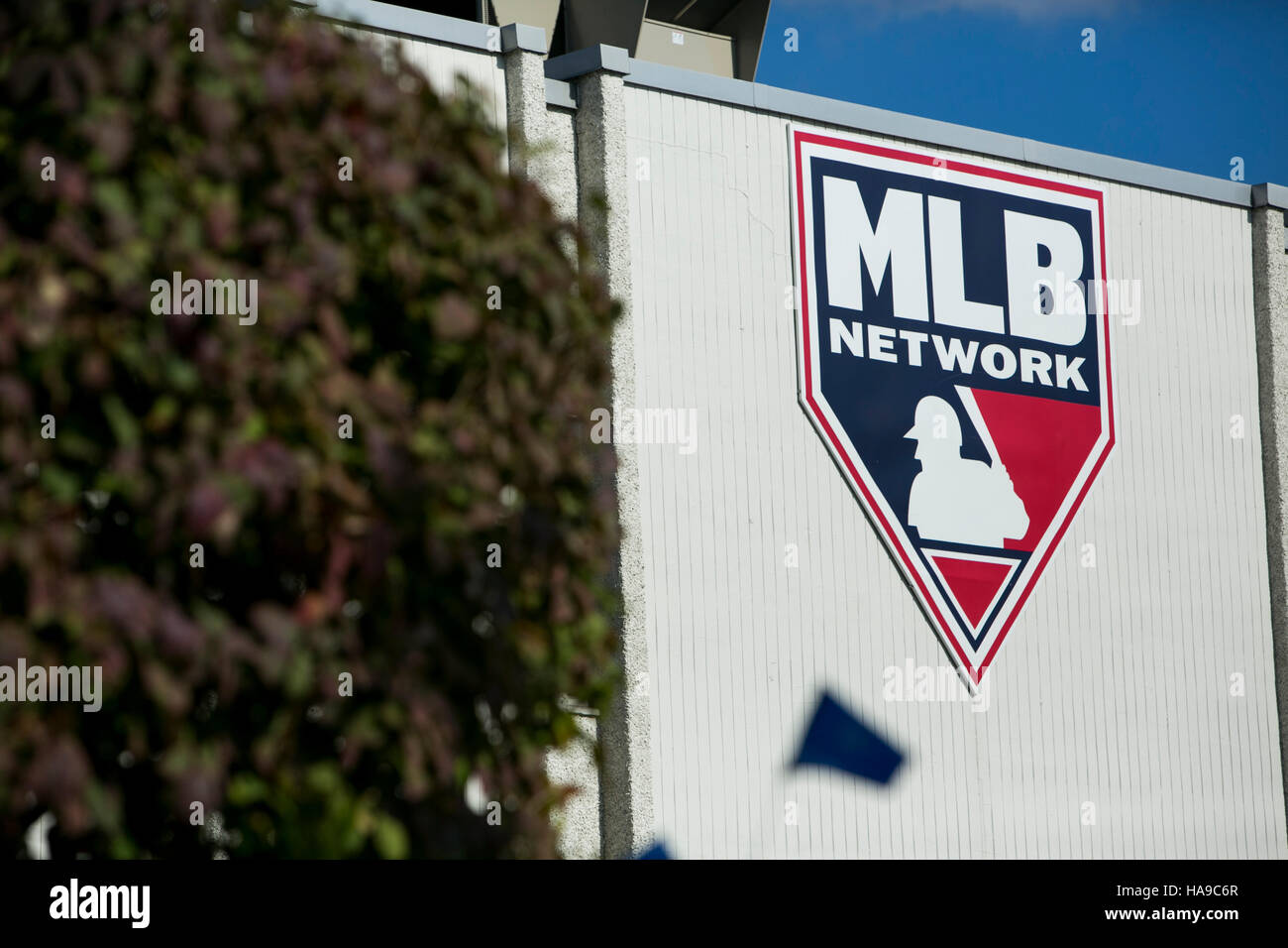 Un segno del logo al di fuori di una struttura occupata dalla MLB Networks in Secaucus, New Jersey il 5 novembre 2016. Foto Stock