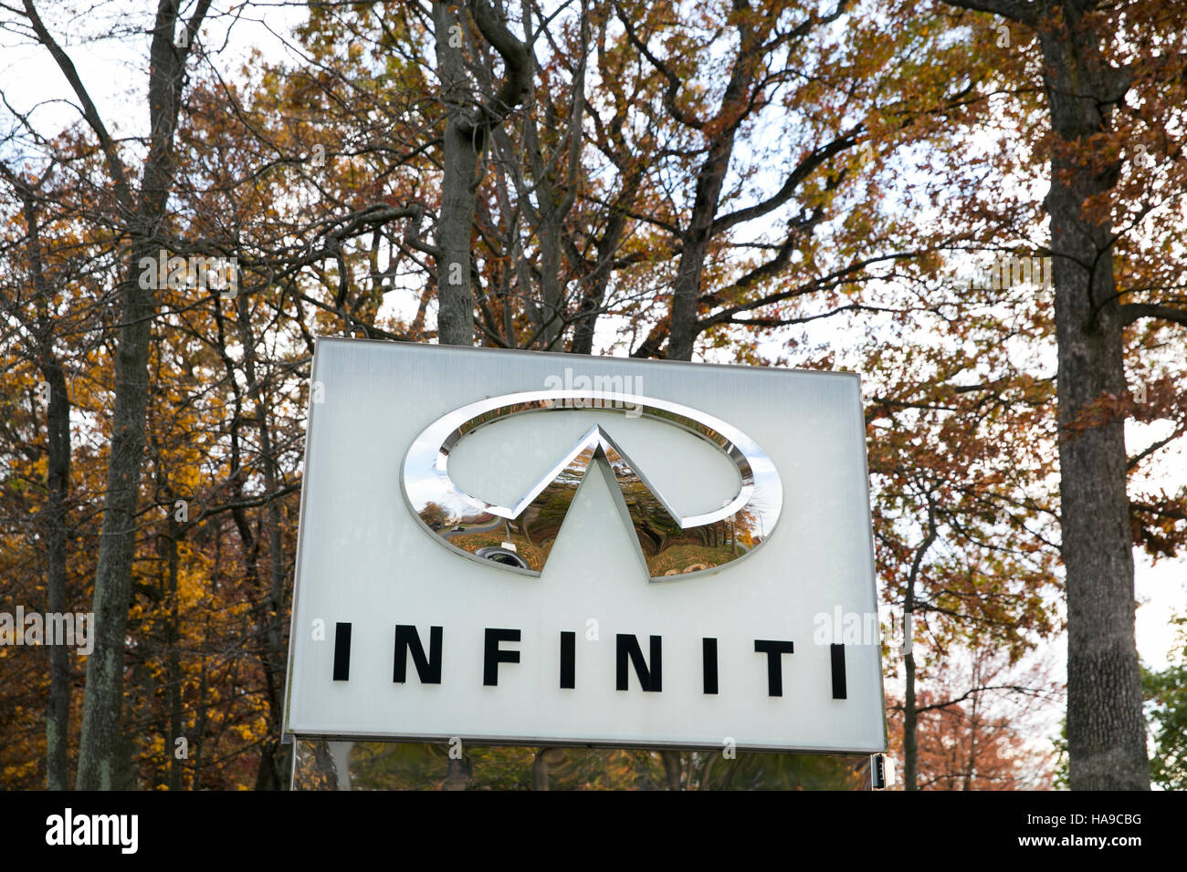 Un segno del logo al di fuori di una struttura occupata dalle auto maker Infiniti USA nel Somerset, New Jersey il 5 novembre 2016. Foto Stock