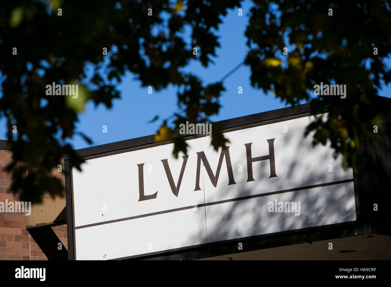 Un segno del logo al di fuori di una struttura occupata da LVMH Moët Hennessy Louis Vuitton a Piscataway Township, New Jersey il 6 novembre 2016. Foto Stock