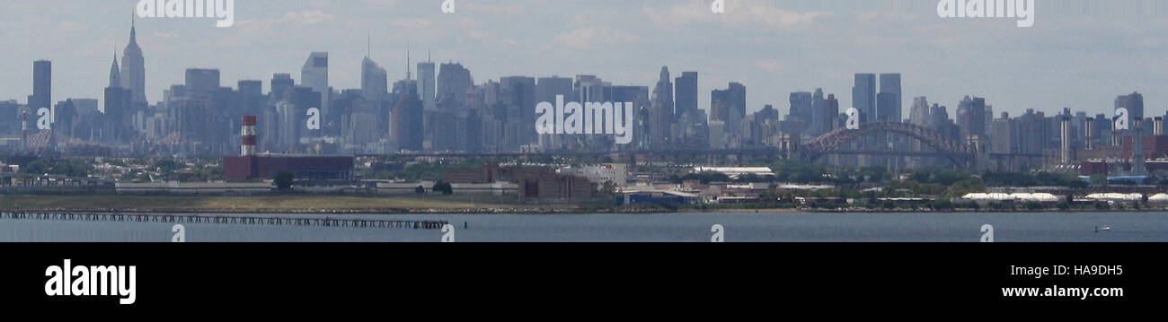 La vista dello skyline di New York da un Parco Nazionale, che unisce paesaggi urbani e naturali. Questo punto panoramico mette in evidenza il contrasto tra le strutture iconiche della città e gli elementi naturali circostanti. Foto Stock