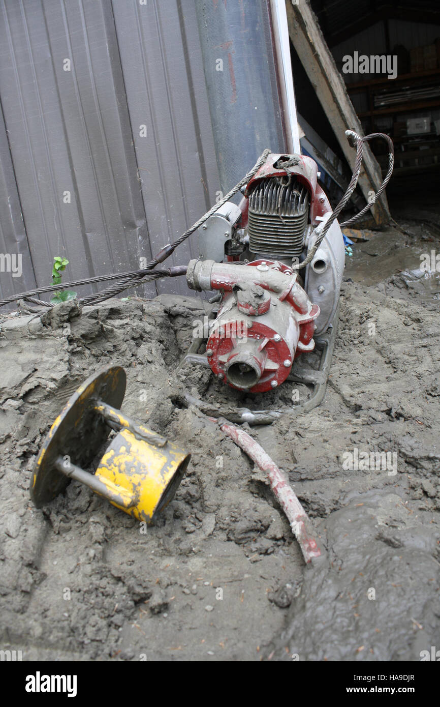 Questa immagine evidenzia i danni causati alle attrezzature e alle strutture di un parco nazionale degli Stati Uniti, spesso a causa di disastri naturali o eventi meteorologici estremi. Lo U.S. Fish and Wildlife Service è coinvolto nel ripristino di queste risorse essenziali per la gestione del parco e la sicurezza pubblica. Foto Stock