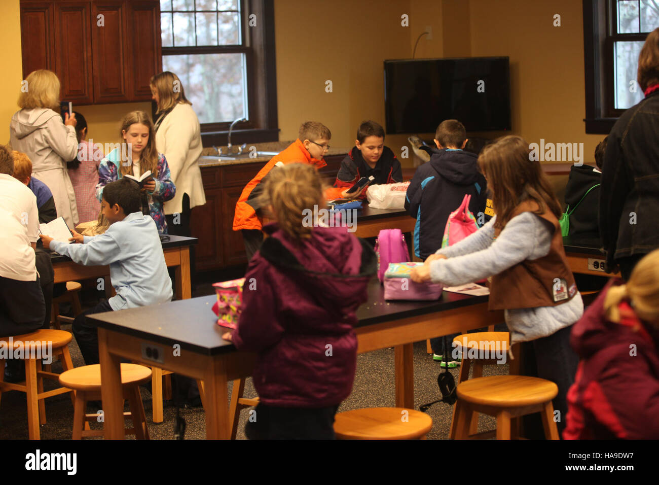 Il primo gruppo di bambini ad utilizzare la nuova sala laboratorio di un centro visitatori del servizio ittico e naturalistico degli Stati Uniti si impegna in attività educative legate alla conservazione e alla protezione della fauna selvatica. Foto Stock Il primo gruppo di bambini ad utilizzare la nuova sala laboratorio di un centro visitatori del servizio ittico e naturalistico degli Stati Uniti si impegna in attività educative legate alla conservazione e alla protezione della fauna selvatica. Foto Stock