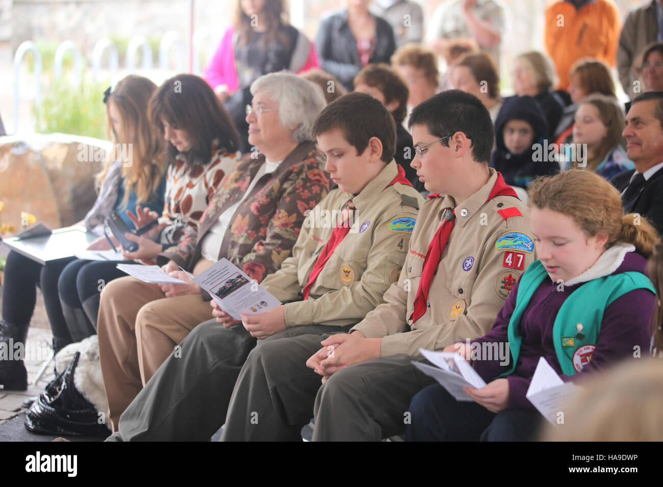 I membri della boy and Girl Scout Troop hanno partecipato alla cerimonia di apertura in un parco nazionale degli Stati Uniti, imparando a conoscere gli sforzi di conservazione e i servizi del parco. La loro partecipazione sottolinea l'importanza del coinvolgimento dei giovani nella gestione ambientale. Foto Stock