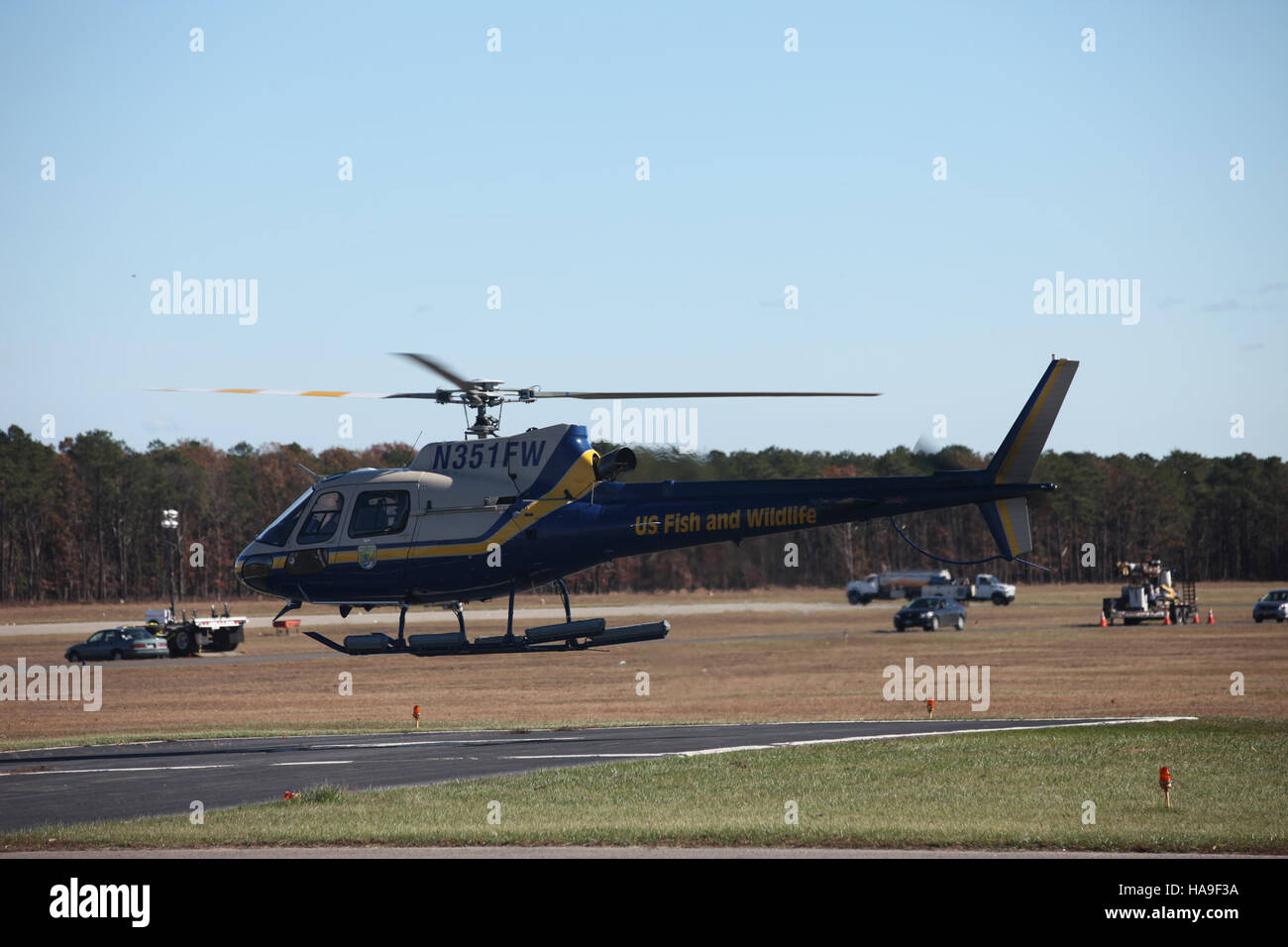 8154133532 usfwsnortheast U.S. Pesci e fauna selvatica Servizio elicottero tocca terra Foto Stock
