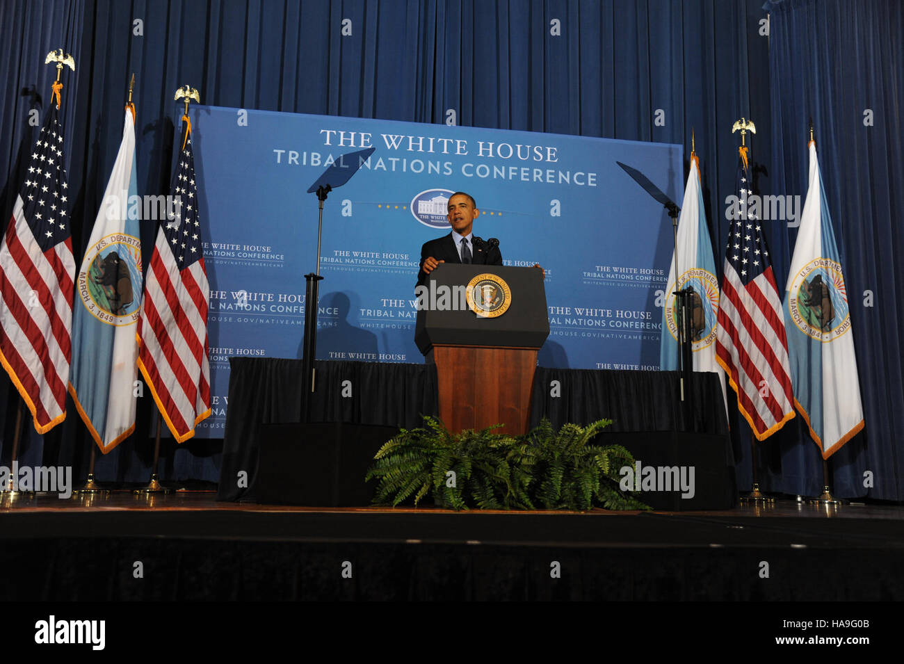 La Conferenza delle Nazioni tribali della Casa Bianca ha fornito una piattaforma per i leader tribali per impegnarsi con il governo federale, concentrandosi su questioni relative ai parchi nazionali, ai diritti fondiari e alla conservazione delle culture indigene e delle risorse naturali. Foto Stock