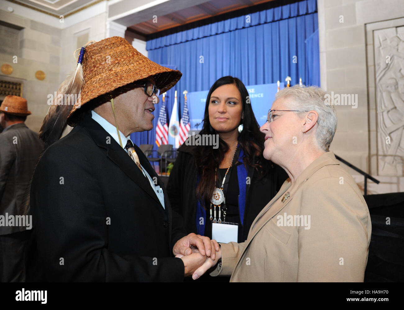 La Conferenza delle Nazioni tribali della Casa Bianca riunisce i leader dei nativi americani per discutere le questioni politiche che interessano le comunità indigene, sottolineando la collaborazione tra le tribù e il governo degli Stati Uniti. Foto Stock