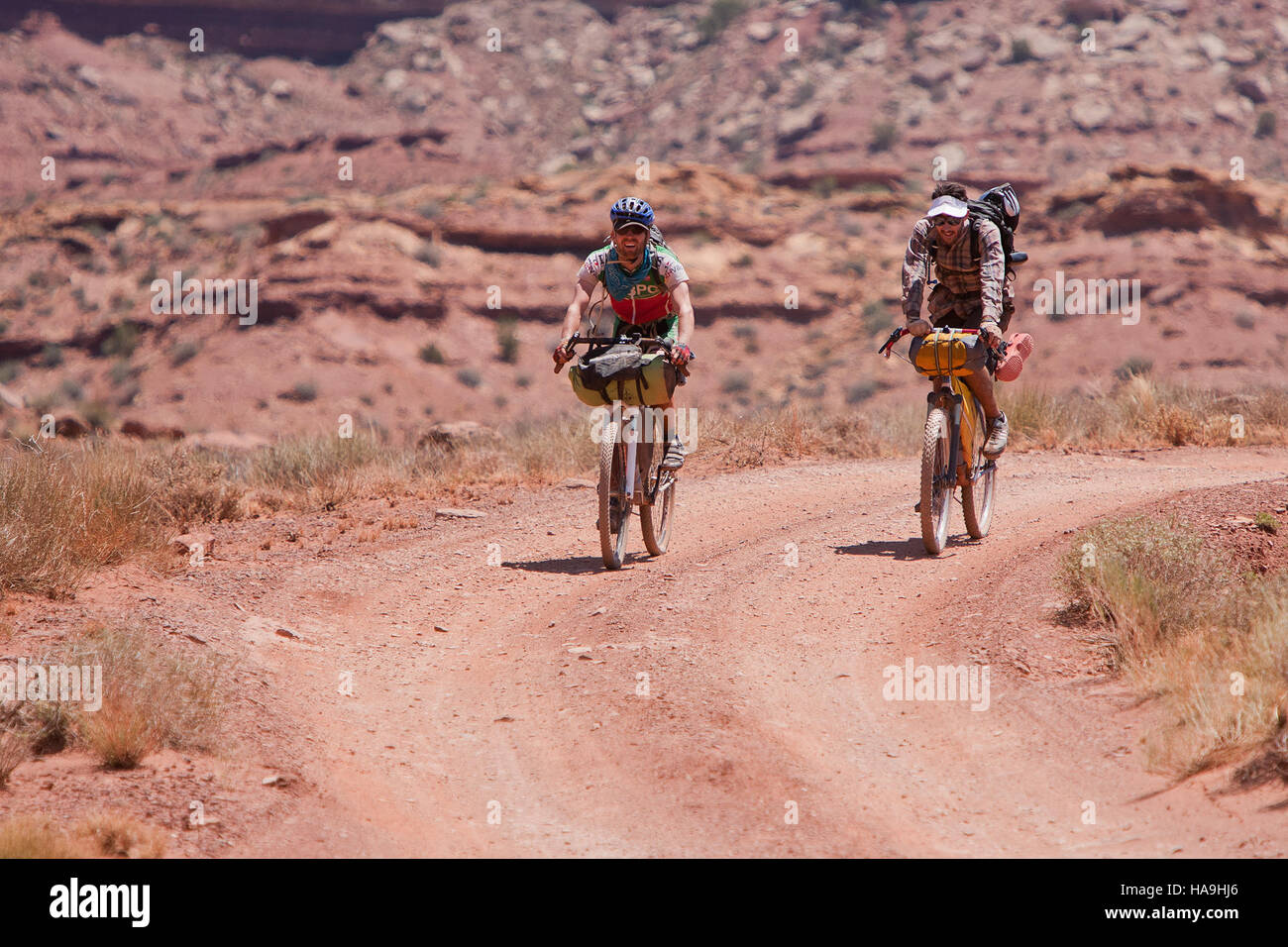 La mountain bike sulla White Rim Road nel Canyonlands National Park offre un percorso impegnativo e panoramico. La strada offre viste spettacolari del paesaggio desertico, rendendolo un'attività popolare per gli appassionati di attività all'aria aperta. Foto Stock