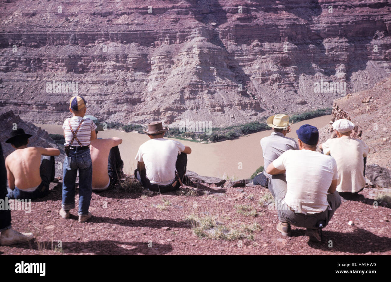 Nel 1954, un gruppo di esploratori Moab ha visitato il Confluence Overlook nel Canyonlands National Park, evidenziando il significato storico del parco e il suo ruolo nella promozione dell'educazione all'aria aperta e dell'apprezzamento ambientale. Foto Stock Nel 1954, un gruppo di esploratori Moab ha visitato il Confluence Overlook nel Canyonlands National Park, evidenziando il significato storico del parco e il suo ruolo nella promozione dell'educazione all'aria aperta e dell'apprezzamento ambientale. Foto Stock