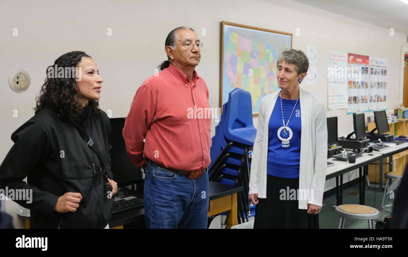 Questa immagine di un parco nazionale mette in evidenza l'intersezione tra natura, scienza e influenza politica nella gestione delle terre protette. Sottolinea l'importanza di bilanciare la ricerca scientifica con le decisioni politiche. Foto Stock