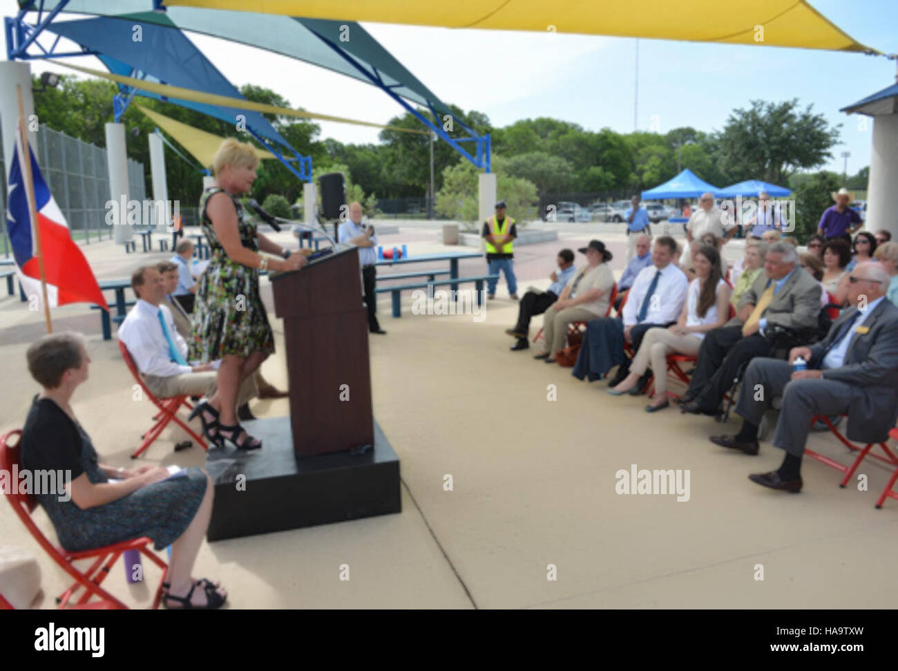 L'immagine cattura una conferenza o un evento tenuto in un parco nazionale, dove funzionari governativi e parti interessate discutono argomenti relativi alla gestione del parco, alla conservazione e alla conservazione ecologica. Foto Stock