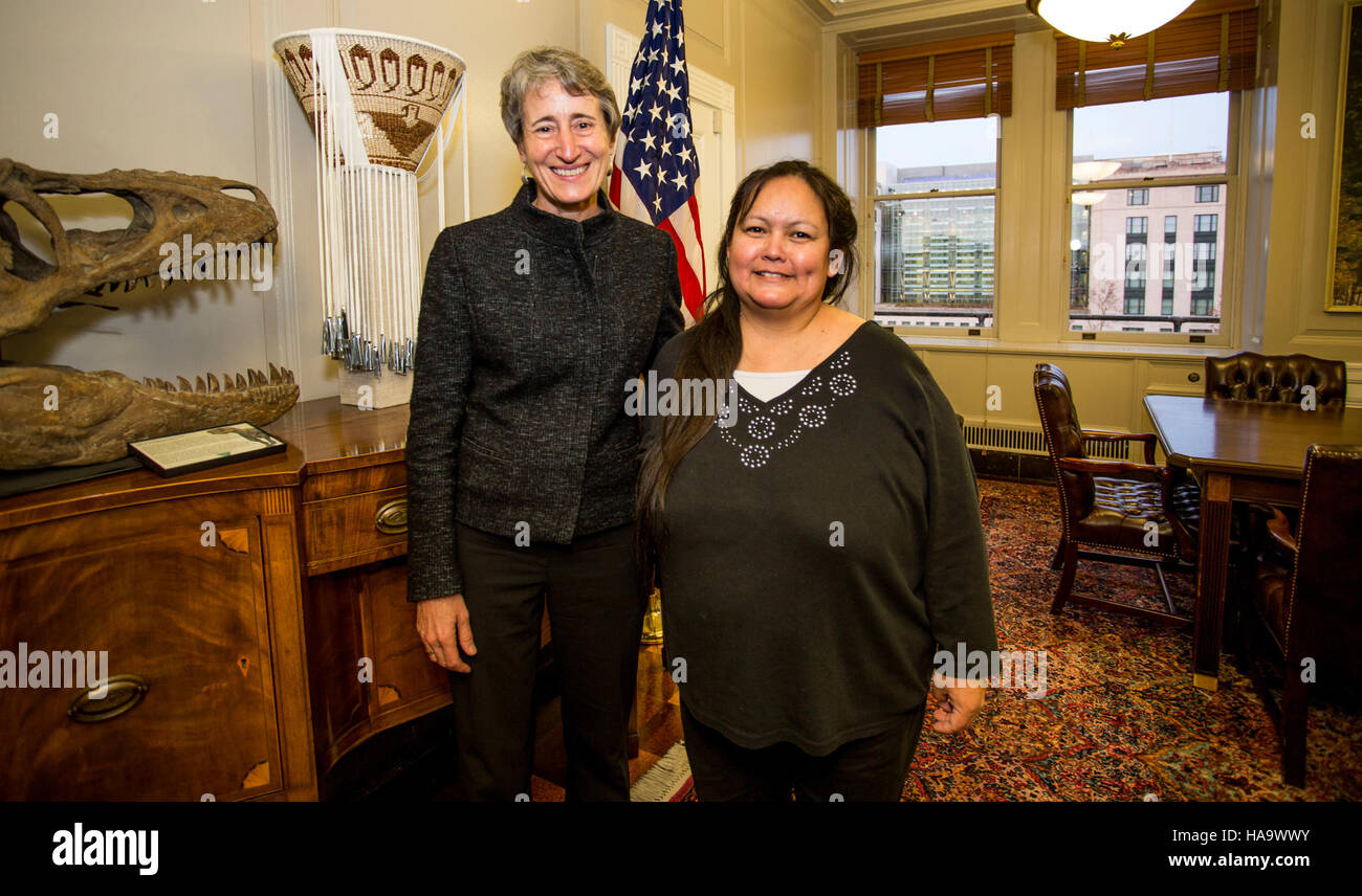 Un'immagine del Dipartimento degli interni degli Stati Uniti, che mostra la gestione di un'area del parco nazionale da parte del Bureau of Indian Affairs, sottolineando la conservazione culturale e ambientale. Foto Stock