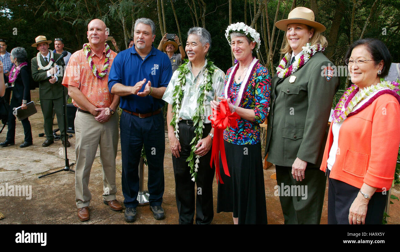 Il Segretario Jewell, il Governatore IgE, e i senatori Schatz e Hirono hanno partecipato alla dedica dell'Honouliuli National Monument alle Hawaii, riconoscendo il suo significato storico e gli sforzi di conservazione per il futuro. Foto Stock