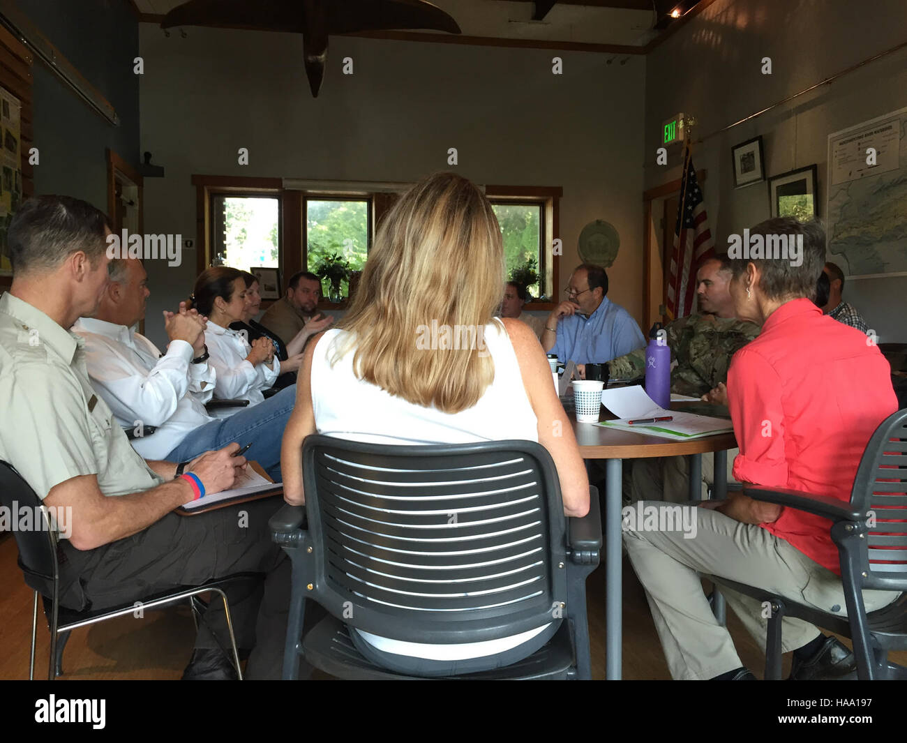 Questa immagine ritrae un momento legato al governo, probabilmente legato al Dipartimento degli interni degli Stati Uniti, che cattura un momento chiave nel sistema del parco nazionale, riflettendo sia la protezione ambientale che il coinvolgimento politico. L'immagine unisce la conservazione del parco nazionale e la politica del governo degli Stati Uniti. Foto Stock