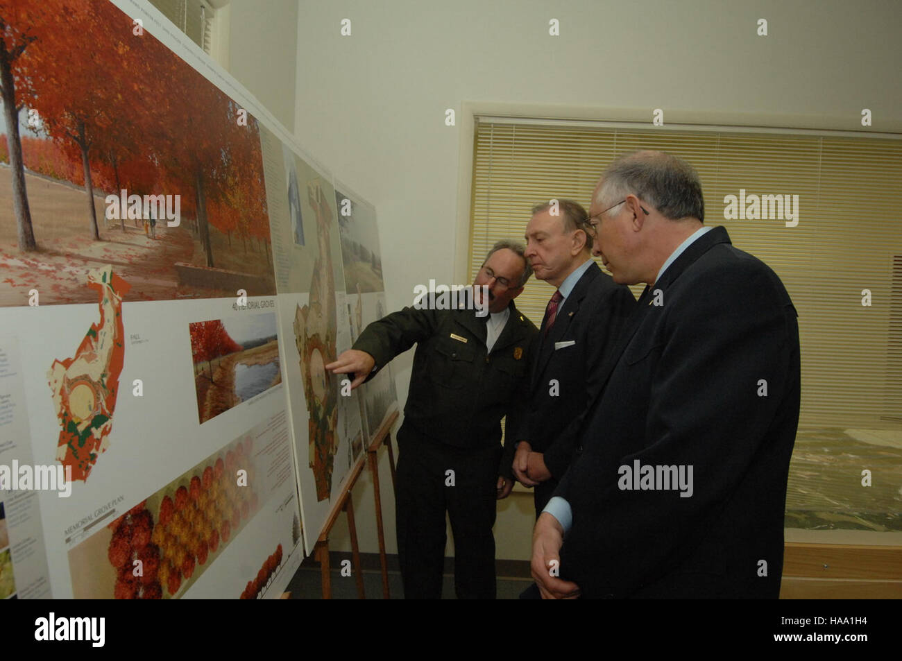 In questa immagine, il Segretario degli interni Ken Salazar affronta una scadenza di accordo tra il National Park Service (NPS) e i proprietari terrieri per il Flight 93 National Memorial. Questo memoriale onora i passeggeri e l'equipaggio del volo 93, che ha combattuto contro i dirottatori l'11 settembre 2001. Foto Stock