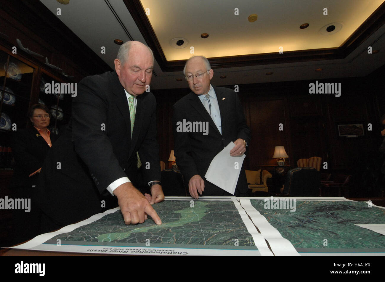 Il segretario degli interni Ken Salazar ha incontrato il governatore della Georgia per discutere le condizioni di siccità e il loro impatto sui parchi nazionali della regione. L'incontro si è concentrato sull'affrontare le sfide della scarsità d'acqua e degli sforzi di conservazione. Foto Stock