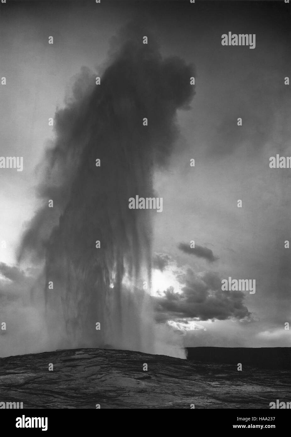 Il progetto murale di Ansel Adams (1941-1942) fu commissionato dal National Park Service per catturare la bellezza dei parchi nazionali. Adams, noto per la sua straordinaria fotografia in bianco e nero, ha prodotto murales che hanno messo in risalto il paesaggio naturale, ispirando sforzi di conservazione. Il progetto rimane una rappresentazione significativa del patrimonio naturale americano. Foto Stock