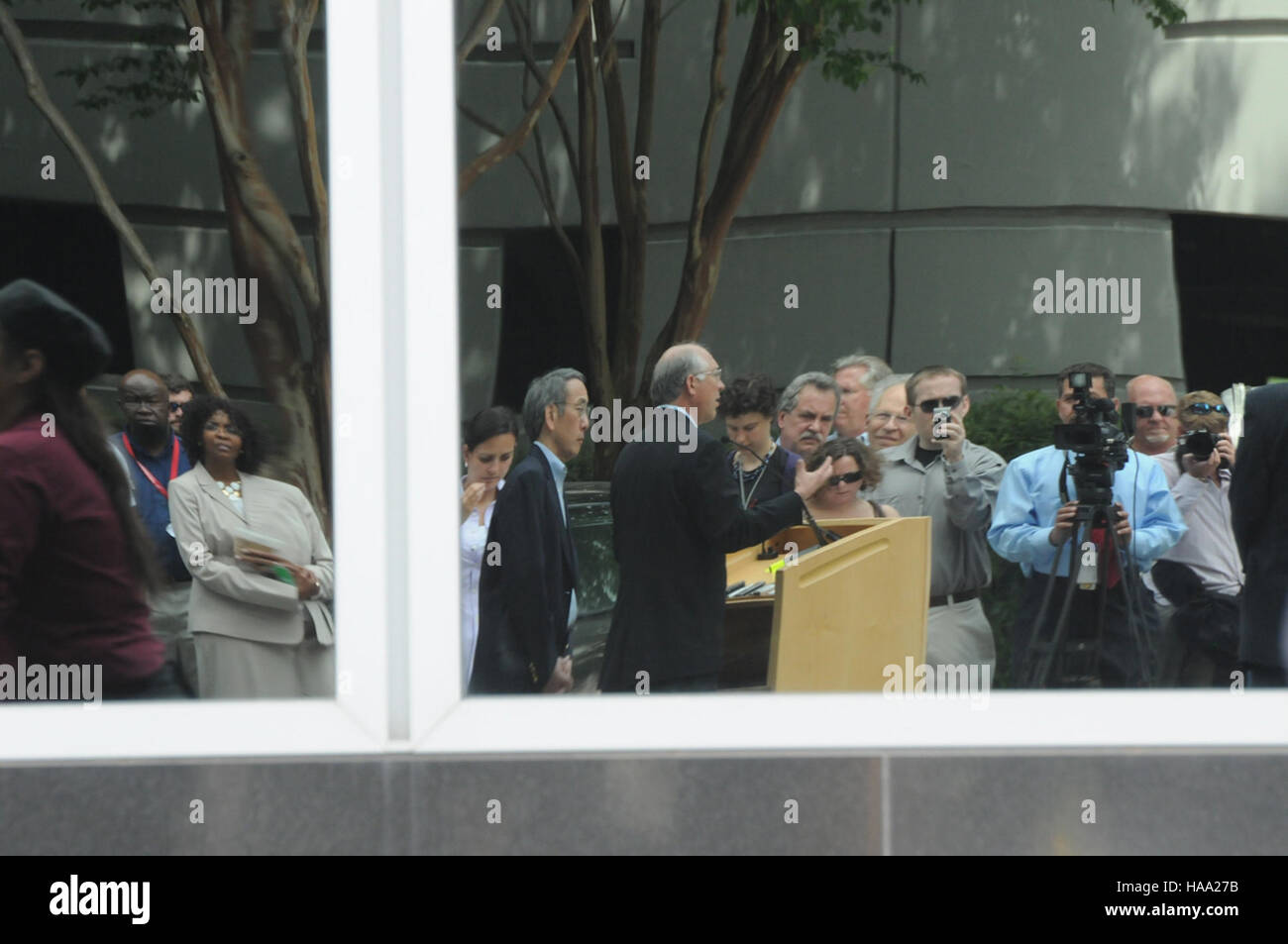 Il 12 maggio 2010, il segretario Ken Salazar e il segretario Steven Chu visitarono il BP Command Center di Houston per valutare la risposta in corso alla fuoriuscita di petrolio della Deepwater Horizon. La fuoriuscita ha colpito gli ecosistemi dei parchi nazionali della Costa del Golfo. Foto Stock