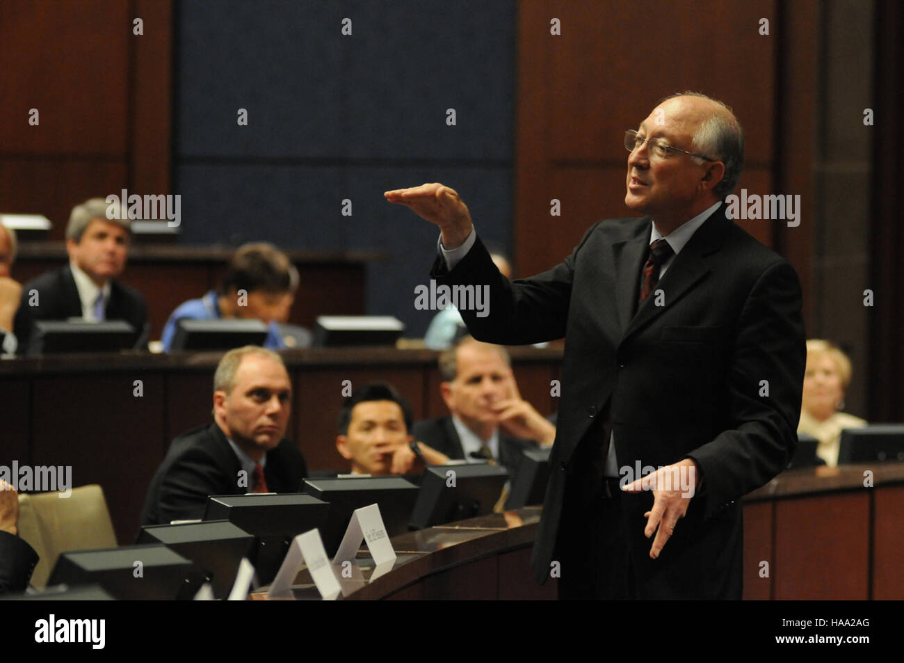 4709241879 usinterior Giugno 16, 2010 Segretario Salazar discute la risposta di amministrazione su Capitol Hill Foto Stock