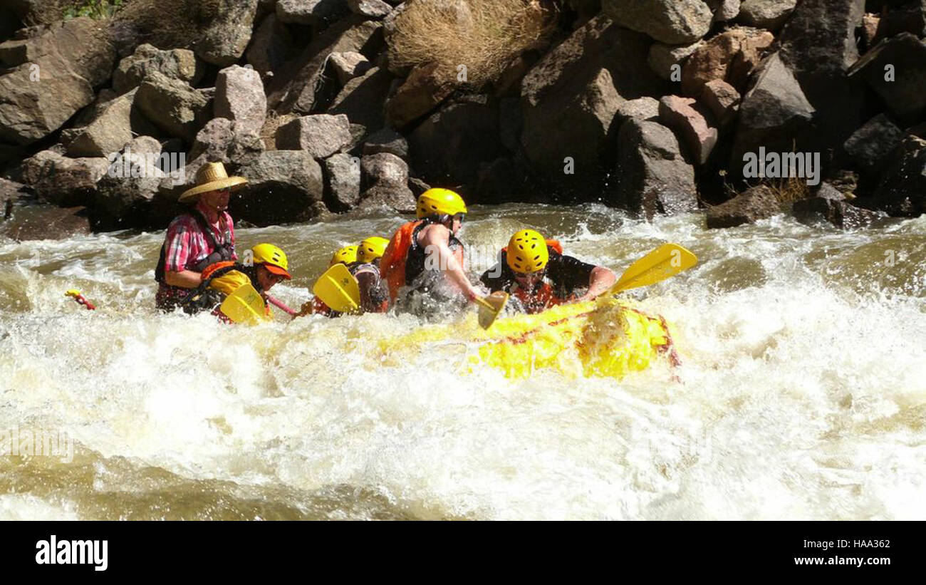 Questa immagine cattura l'emozione del rafting sulle rapide lungo il fiume Arkansas attraverso la Royal Gorge, situata all'interno di un parco nazionale del Colorado, una destinazione popolare per l'avventura all'aria aperta. Foto Stock
