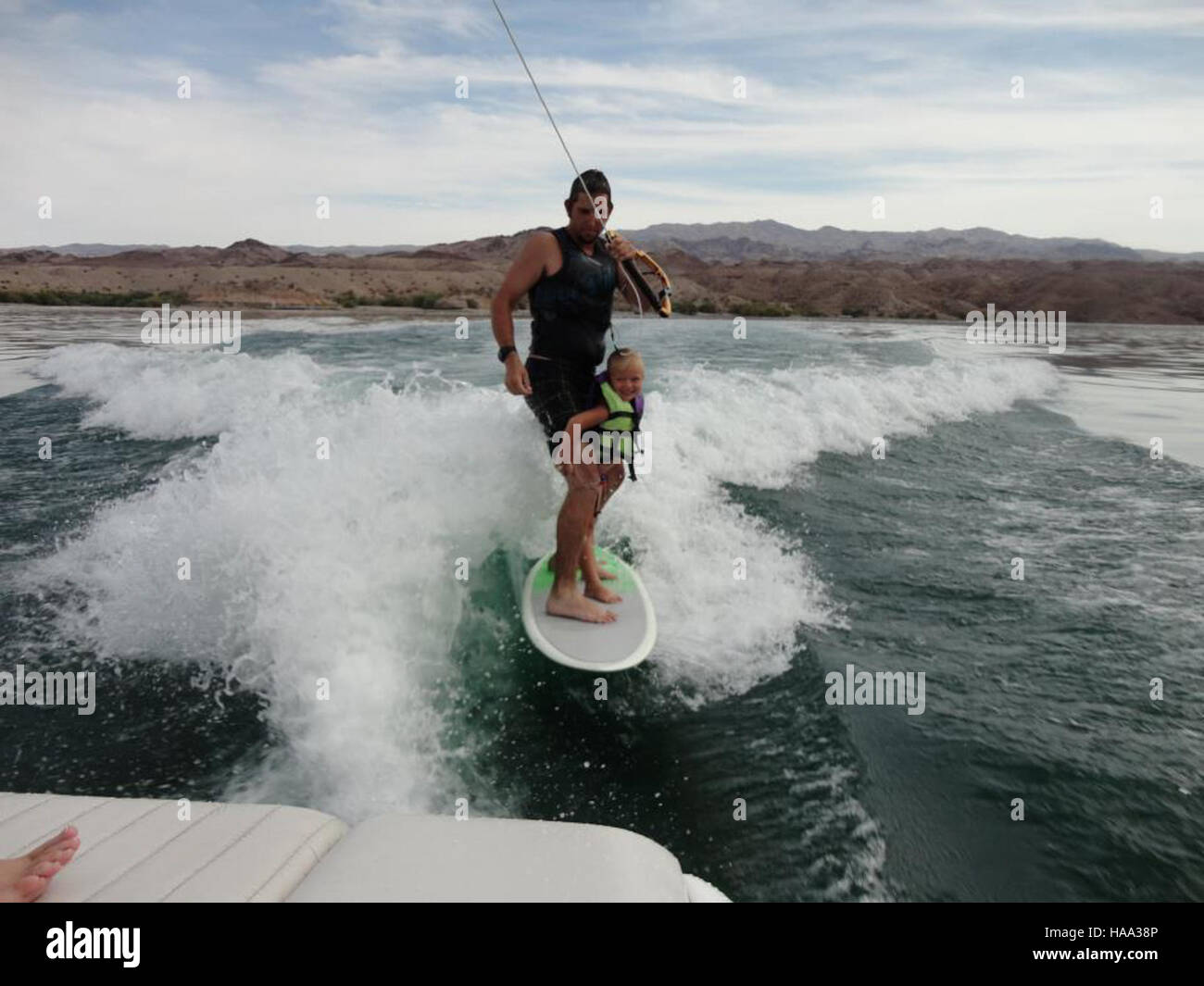 Questa immagine mostra le attività di waterboarding sul lago Mohave in Nevada, parte delle opzioni ricreative disponibili nel parco nazionale. La zona è famosa per gli sport acquatici, la nautica e le attività naturalistiche. Foto Stock