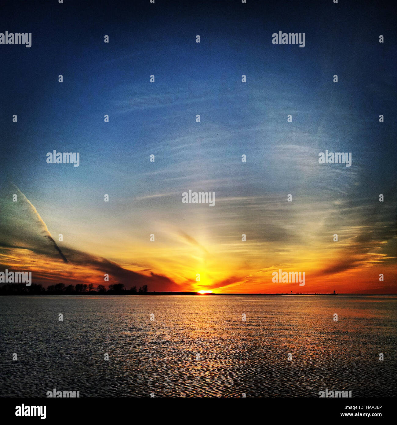 Uno splendido tramonto sulla pittoresca Rocks National Lakeshore nel Michigan, che mostra la bellezza naturale del parco. Conosciuto per le sue scogliere colorate, le spiagge incontaminate e i diversi ecosistemi, il parco è una destinazione popolare per gli amanti della natura e degli amanti delle attività all'aria aperta. Foto Stock