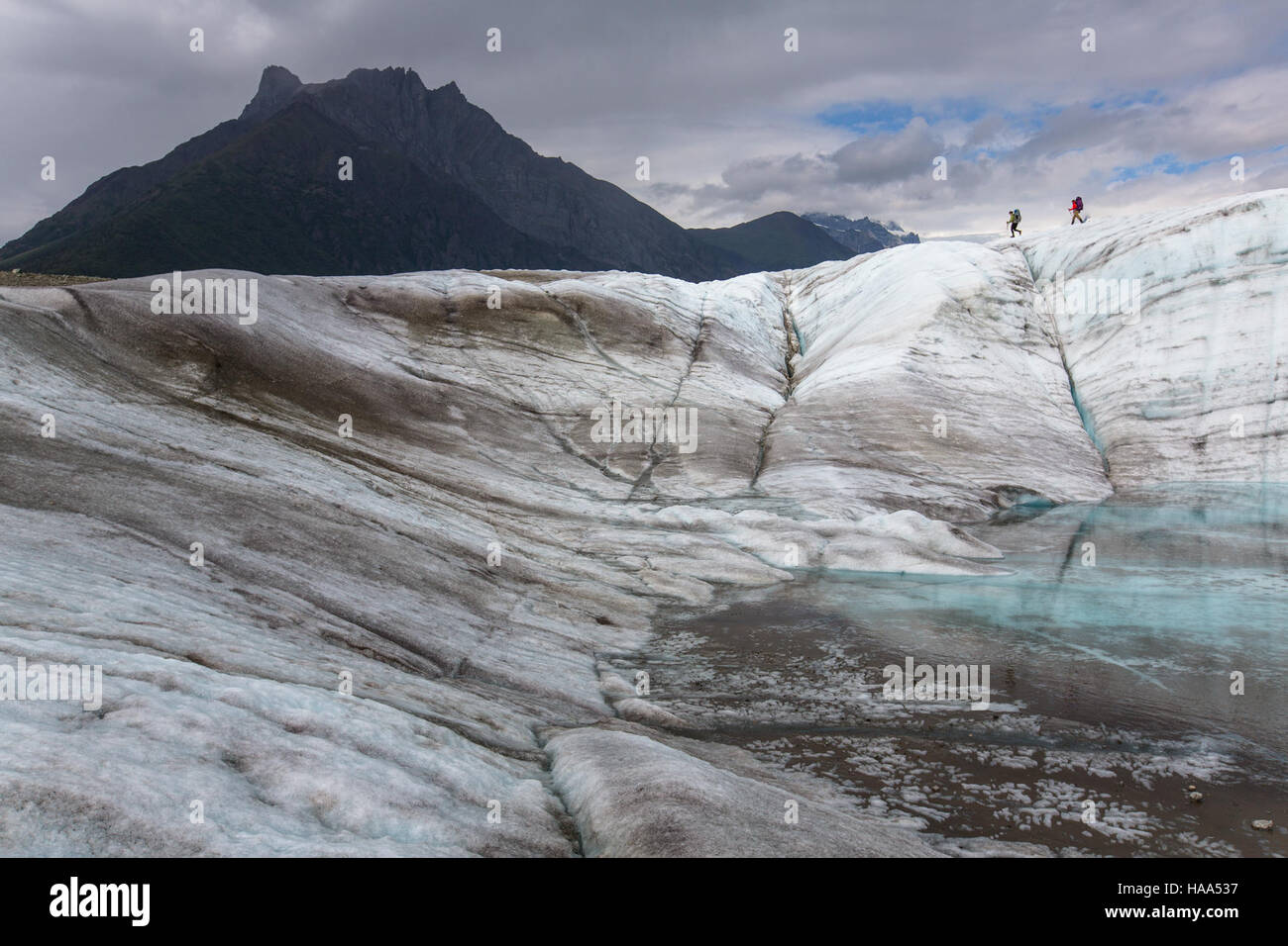Gli escursionisti potranno esplorare il Root Glacier a Wrangell-St Elias National Park, Alaska. Questa splendida struttura naturale è molto apprezzata per le attività all'aperto, come le escursioni e l'esplorazione dei ghiacciai in un remoto paesaggio dell'Alaska. Foto Stock