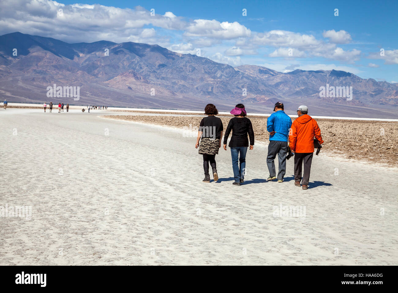 Turisti asiatici in visita Badwater Basin, il Parco Nazionale della Valle della Morte, CALIFORNIA, STATI UNITI D'AMERICA Foto Stock