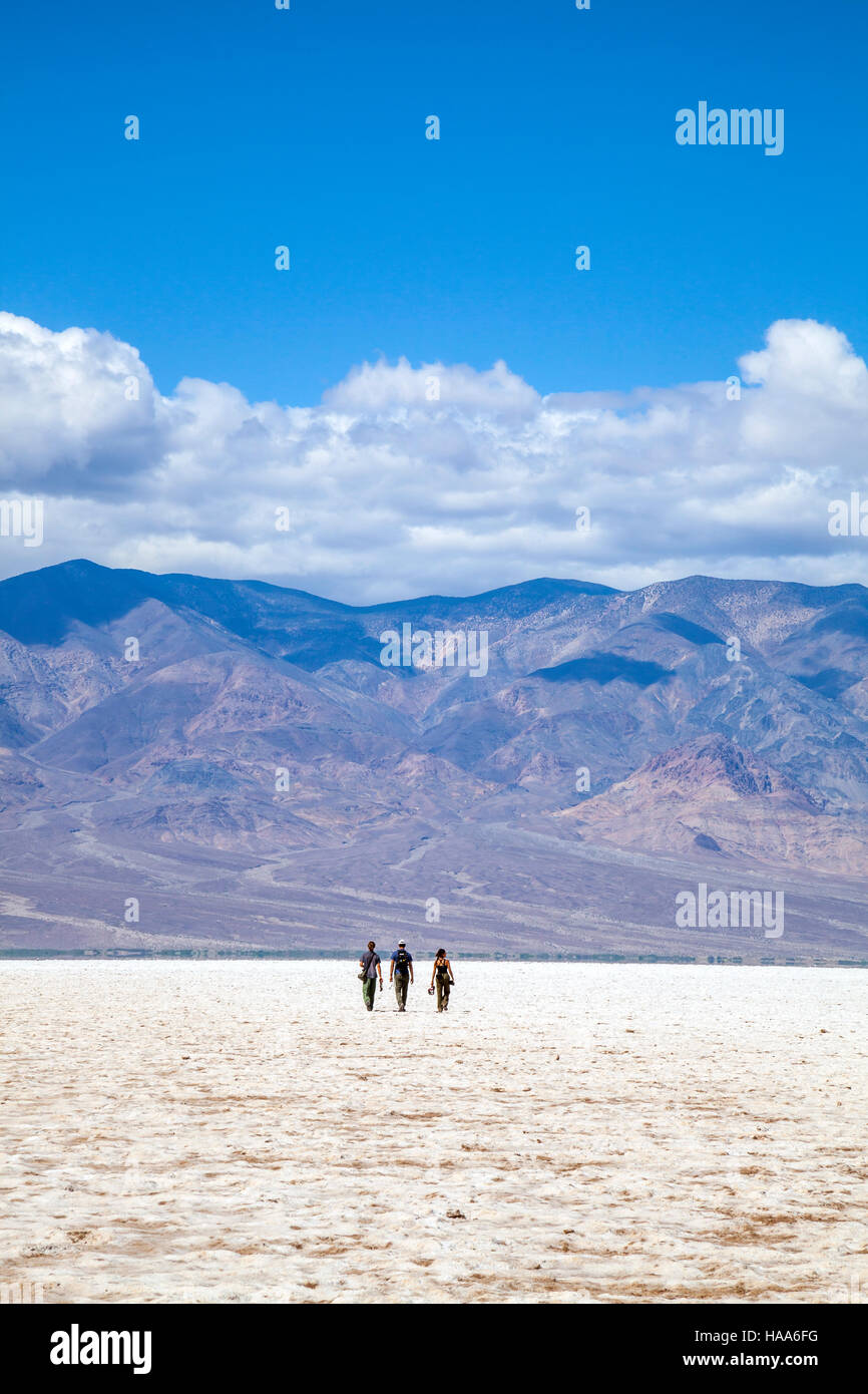 Tre fotografi a piedi nel centro del bacino Badwater, Parco Nazionale della Valle della Morte, CALIFORNIA, STATI UNITI D'AMERICA Foto Stock