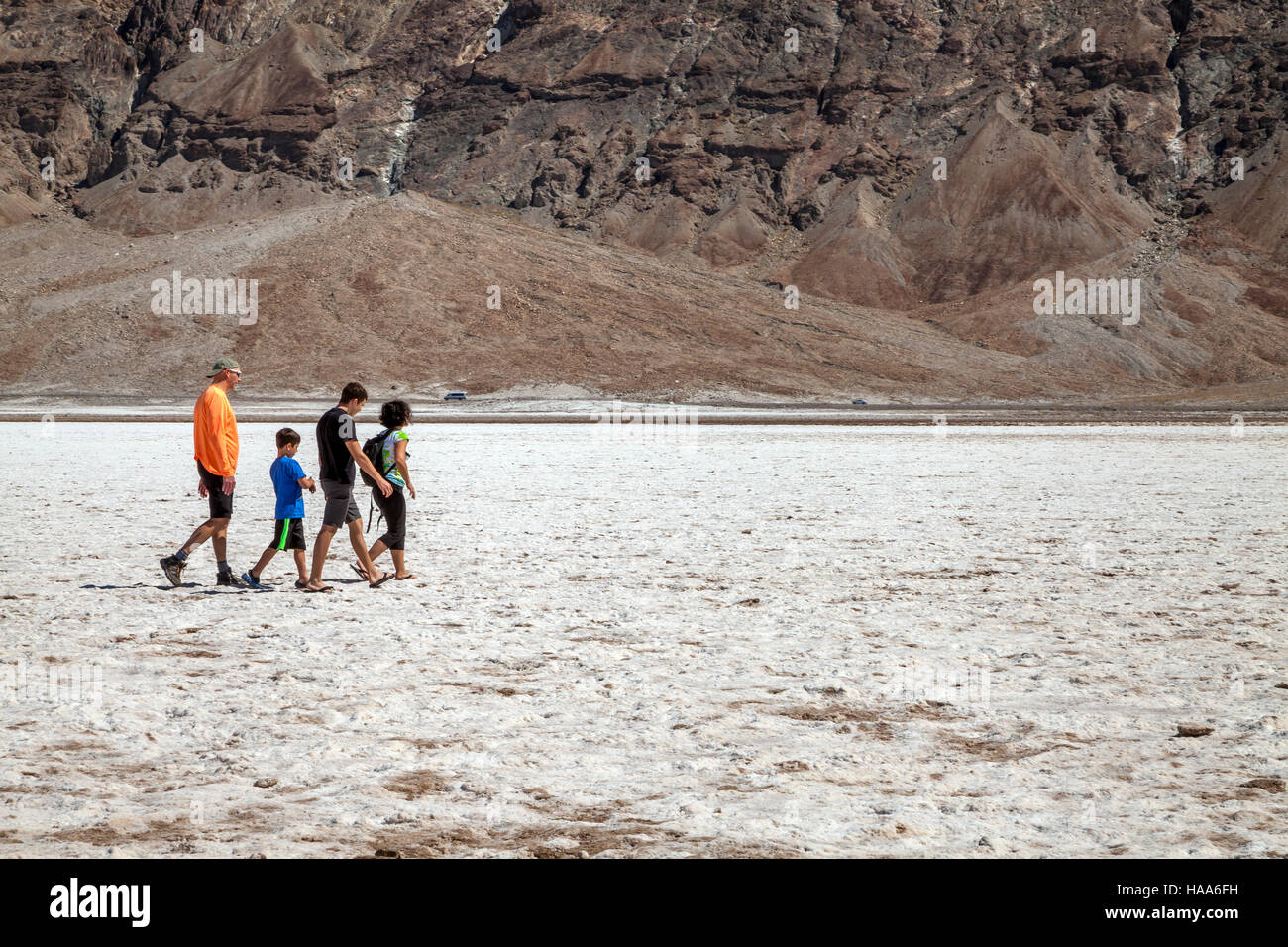 Famiglia passeggiate nel bacino di sale, bacino Badwater, Parco Nazionale della Valle della Morte, CALIFORNIA, STATI UNITI D'AMERICA Foto Stock