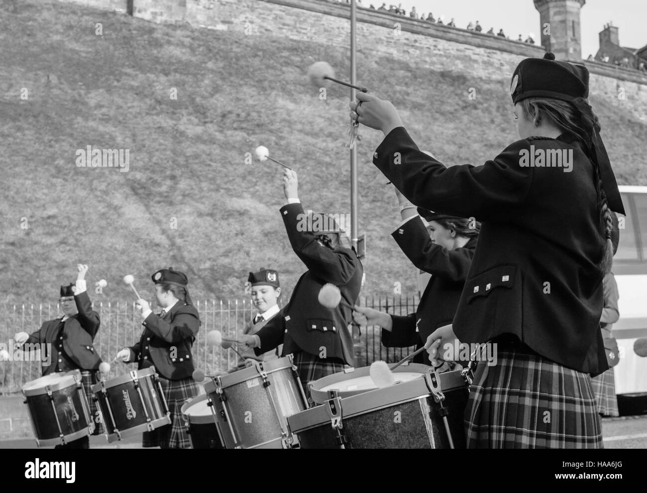 Highland batterista pratica fascia in Edinburgh Foto Stock