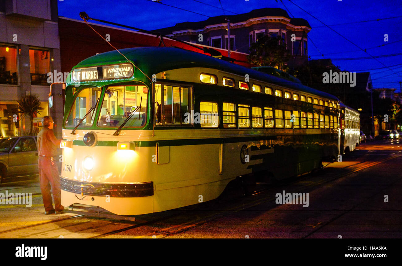 San Francisco tram treno via cavo auto auto di notte le luci verde conducente Foto Stock