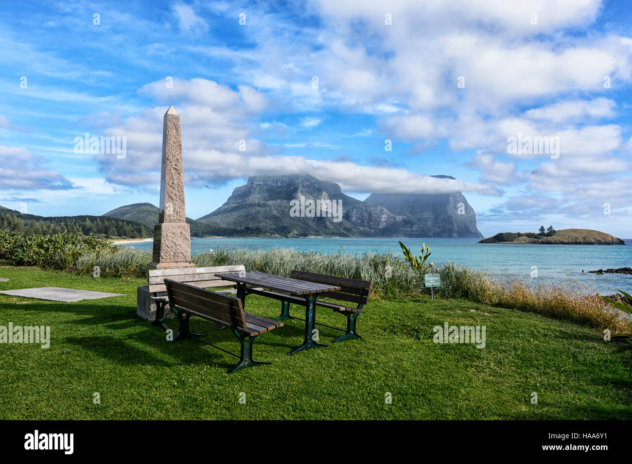 Memorial a Allen Riverstone McCulloch affacciato sulla laguna, con Mt Gower e Mt Lidgbird dietro, Isola di Lord Howe, NSW, Australia Foto Stock