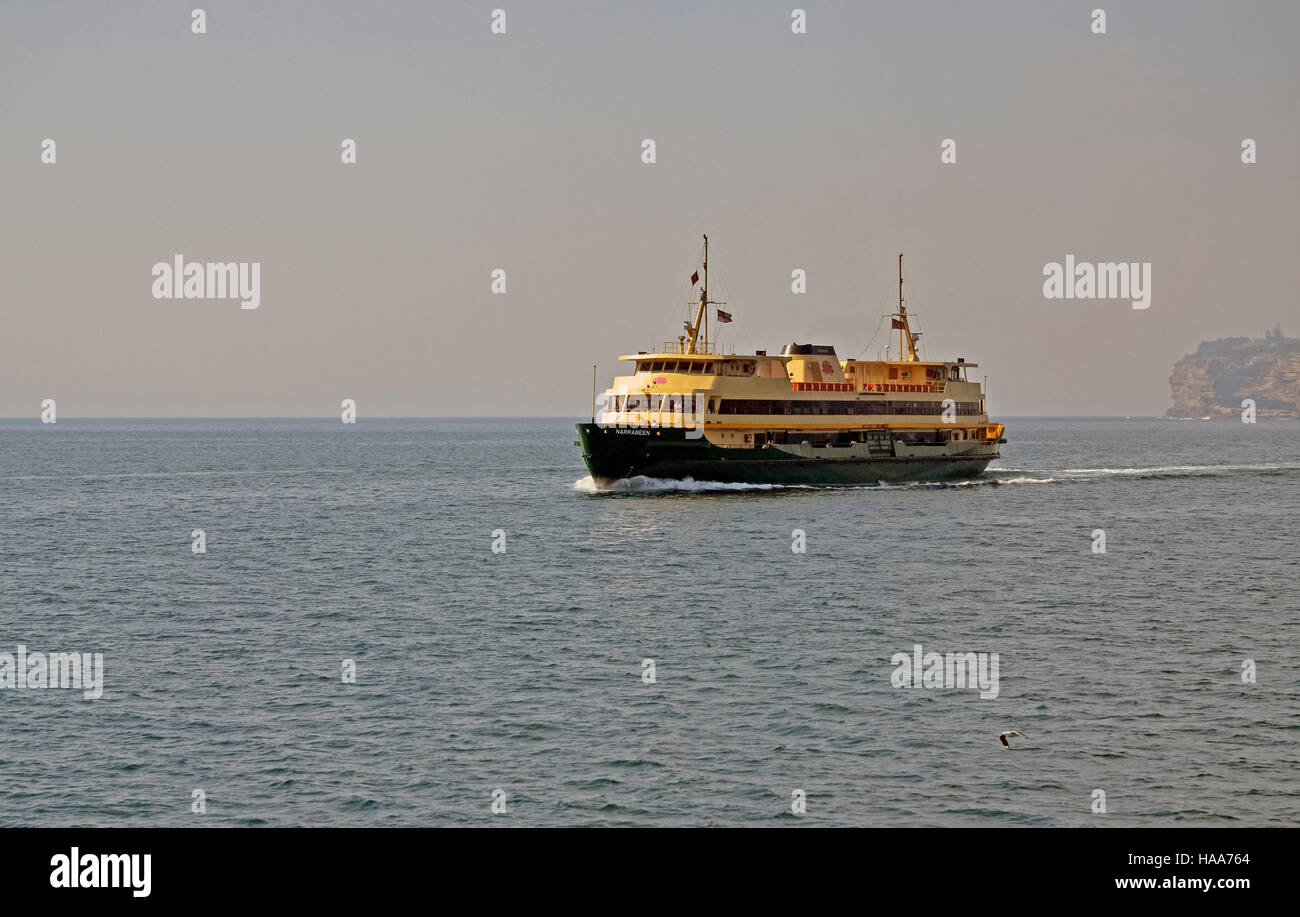 Il manly traghetto sul porto di Sydney attraversando le teste all'entrata del porto Foto Stock