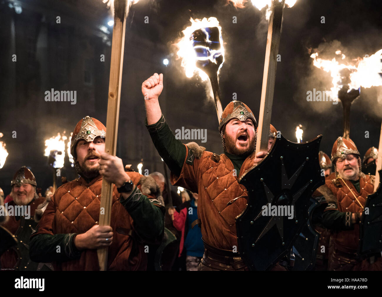 I vichinghi celebrare durante l'Hogmanay torcia parade, Edimburgo Foto Stock