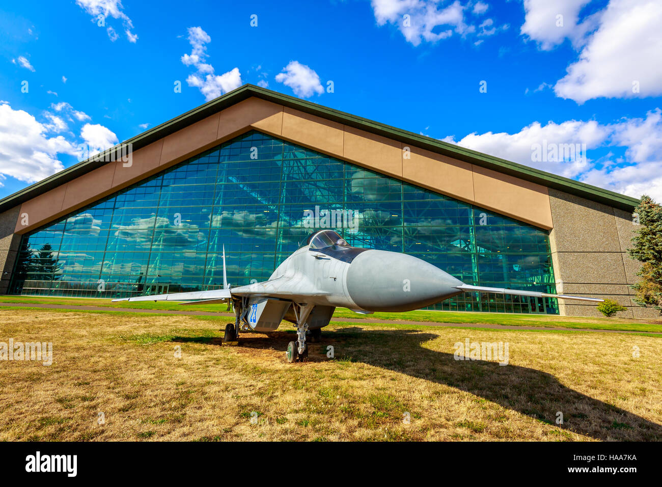 McMinnville, Oregon - Agosto 31, 2014: militare degli aerei da caccia Mikoyan Gurevich MiG-29 'fulcro 'in mostra a Evergreen Aviation & Space Museum. Foto Stock