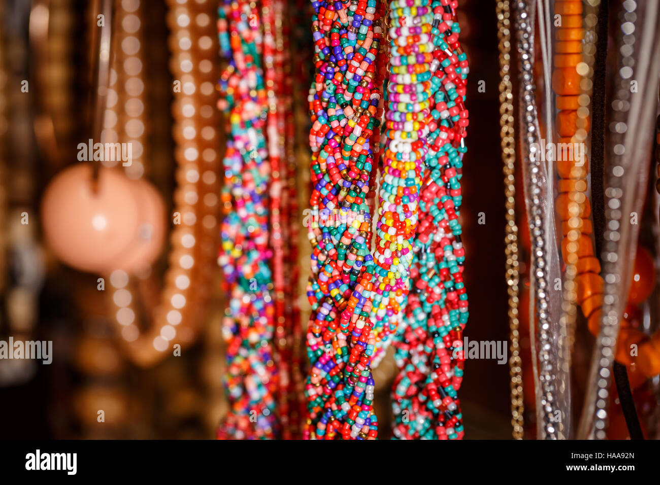 Ciondoli di plastica Gioielli collane colorate Foto Stock
