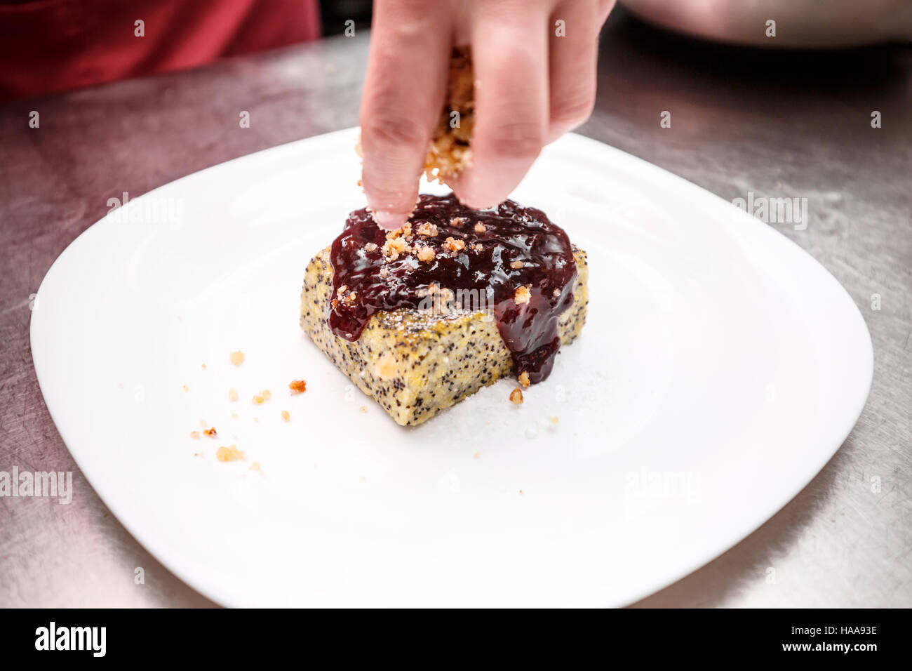 Professional chef pasticcere decorare un dessert Foto Stock