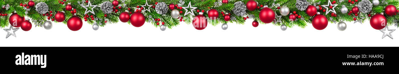 Extra wide Christmas confine con rami di abete rosso e argento baubles, pigne e altri ornamenti, isolato su bianco Foto Stock