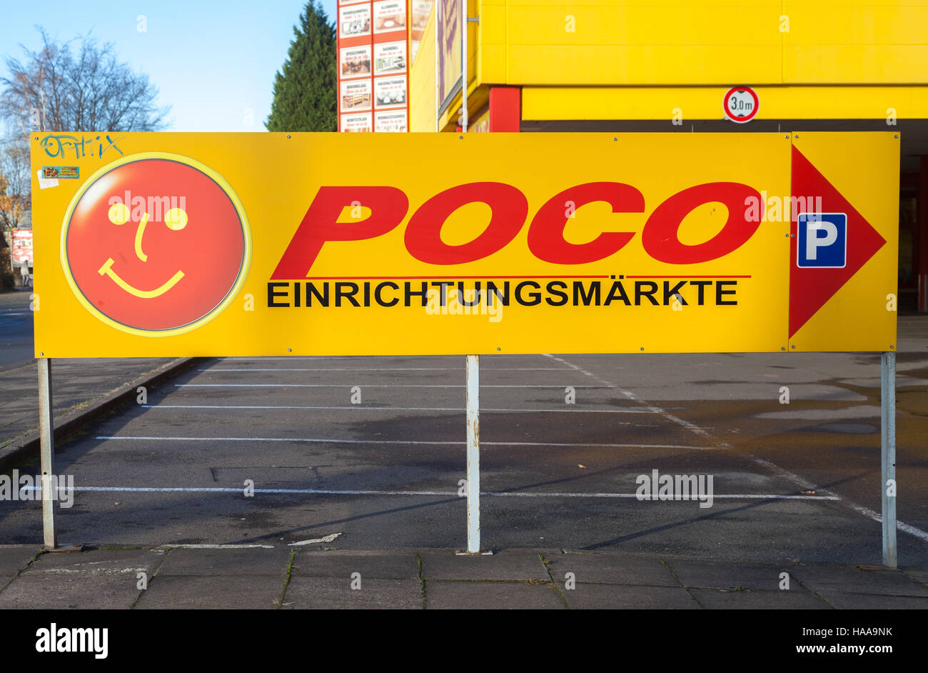 HANNOVER / Germania - 27 novembre 2016: tedesco poco ( Einrichtungsmaerkte ) negozi di mobili di marca su un mercato poco Foto Stock