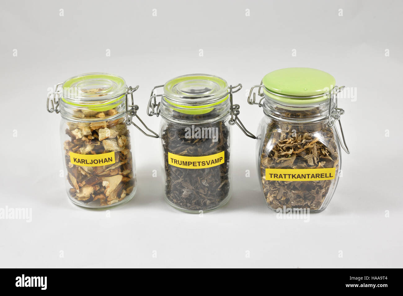 Tre diversi funghi essiccati in un barattolo di vetro, Boletus edulis,Craterellus lutescens,Craterellus tubaeformis. Foto Stock
