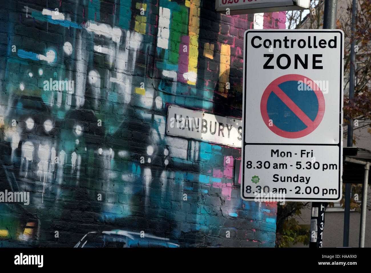 Zona controllata segno con auto sfondo graffiti in Hanbury Street a Londra il Brick Lane Foto Stock